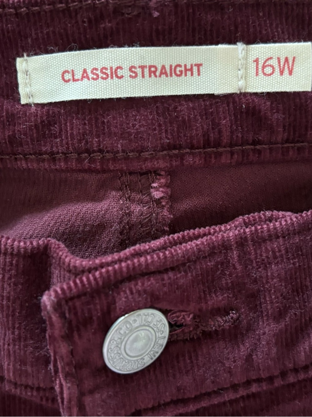 Levi's Classic Straight Jeans — Burgundy Plum